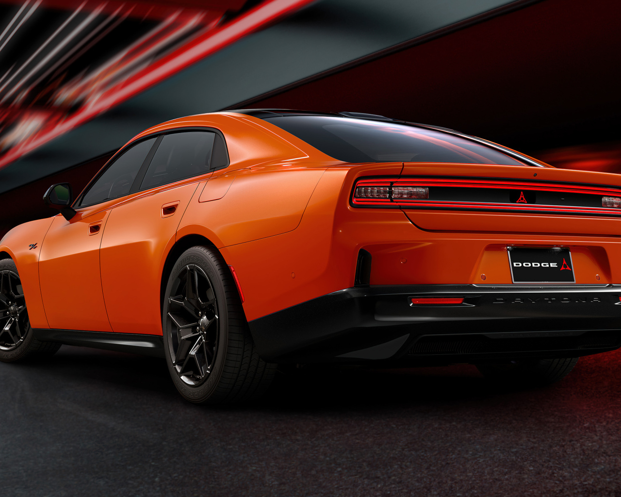 Вид сзади на новый оранжевый автомобиль Dodge Charger Daytona RT 2025 года