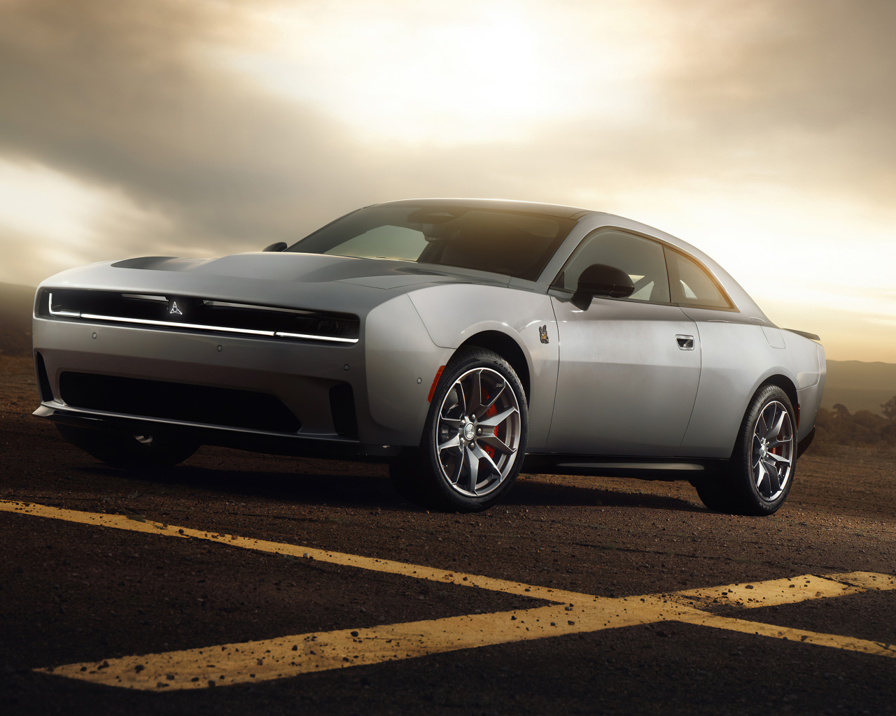 Серебристый автомобиль Dodge Charger Daytona Scat Pack 2024 года на фоне неба