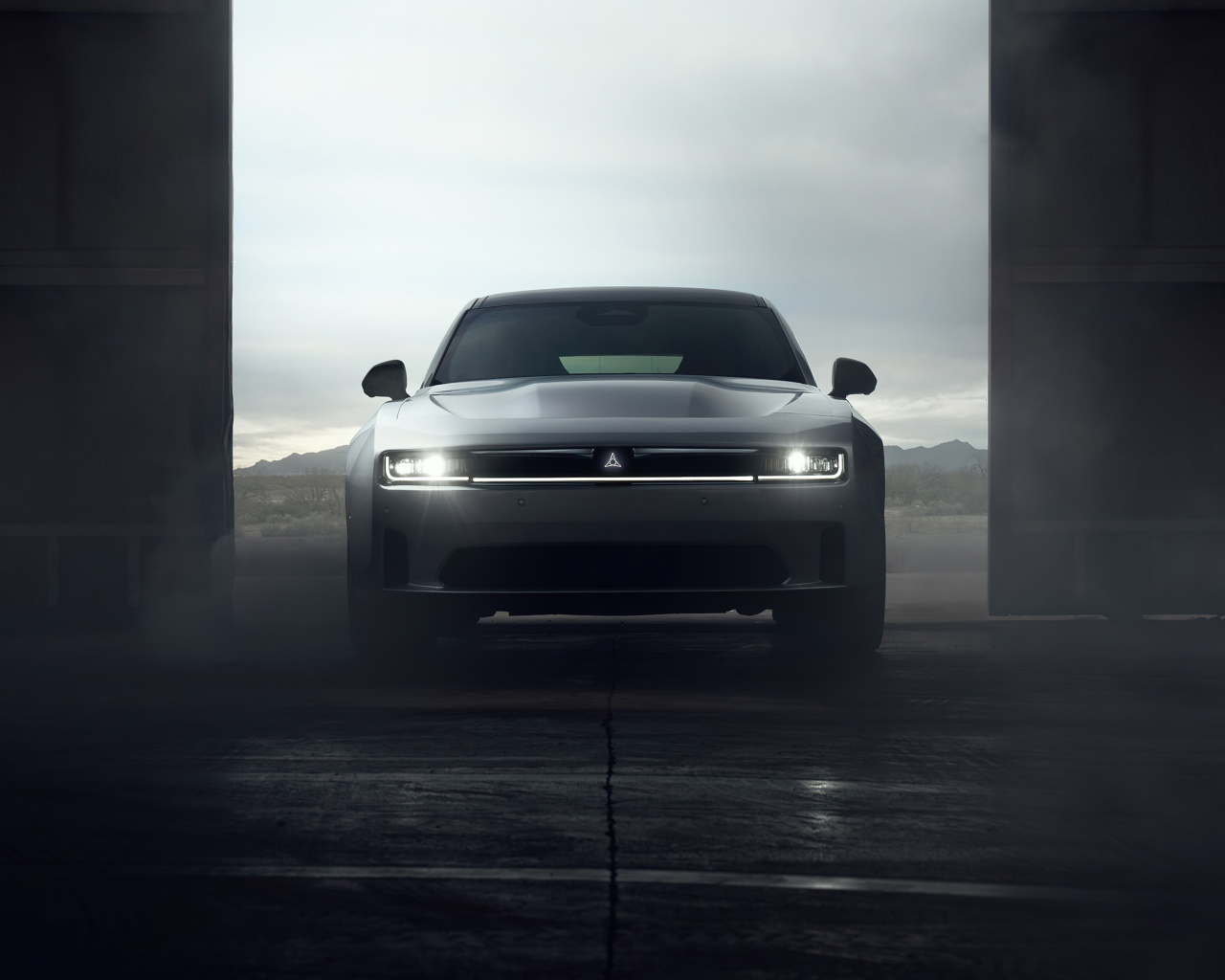 Серебристый автомобиль Dodge Charger Daytona Scat Pack 2024 года у ворот