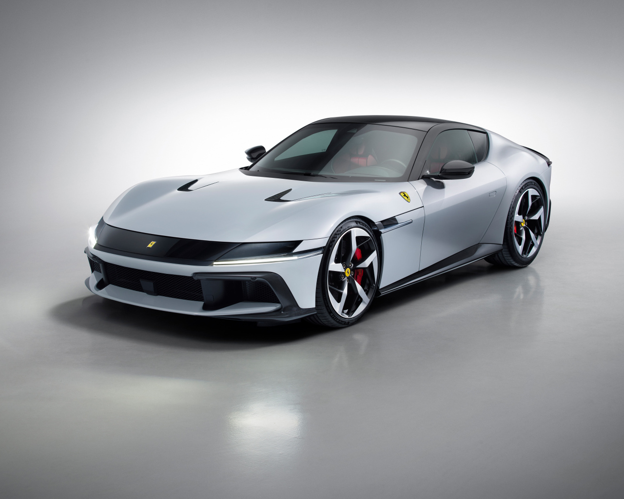 Автомобиль Ferrari 12Cilindri 2024 года на сером фоне