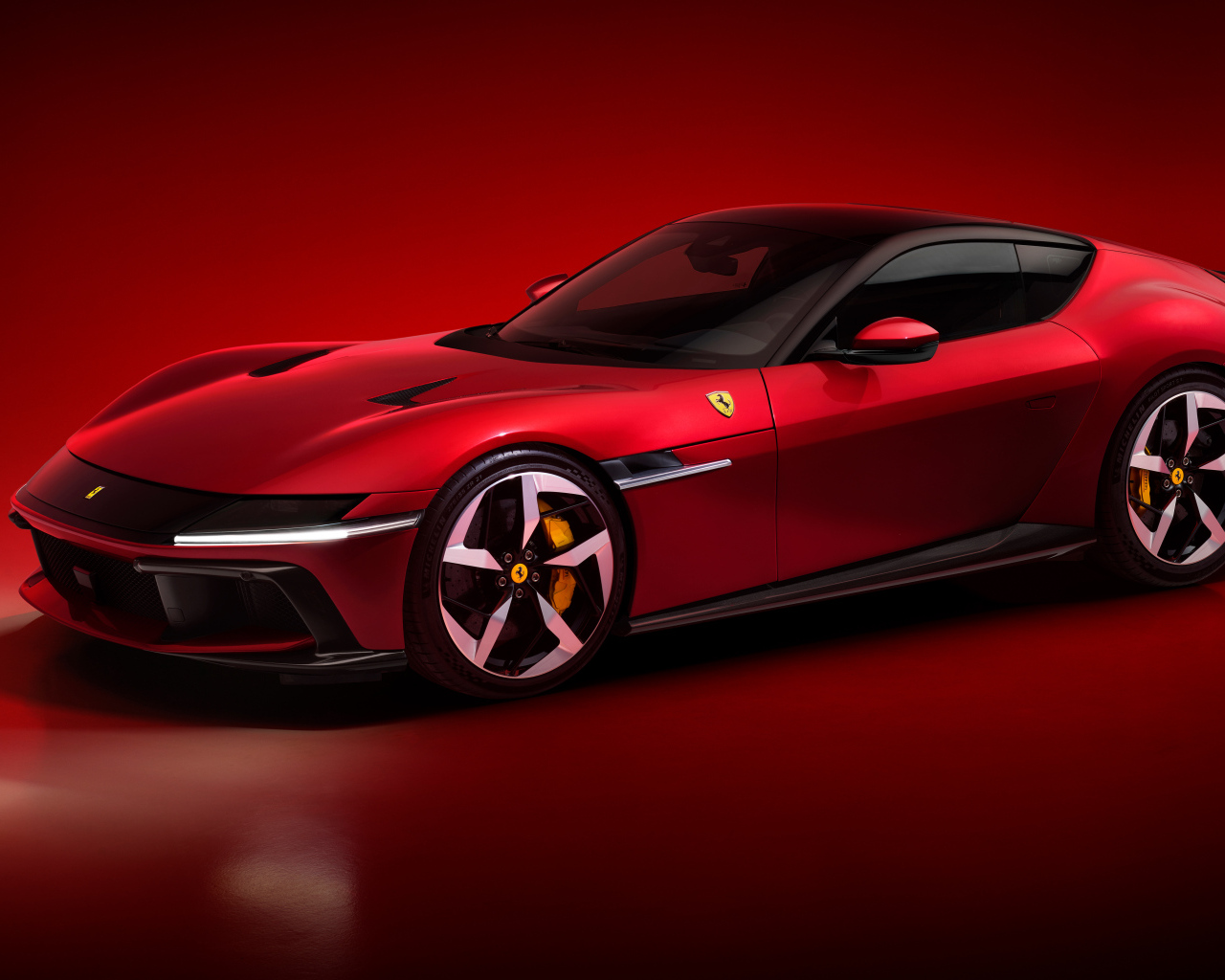 Автомобиль Ferrari 12Cilindri 2024 года на красном фоне