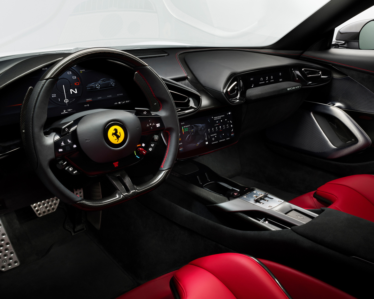 Черный салон автомобиля Ferrari 12Cilindri 2024 года