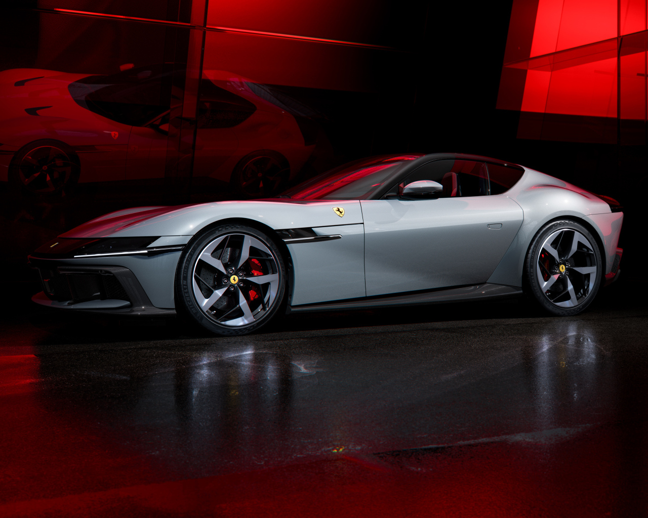 Дорогой серебристый автомобиль Ferrari 12Cilindri 2024 года