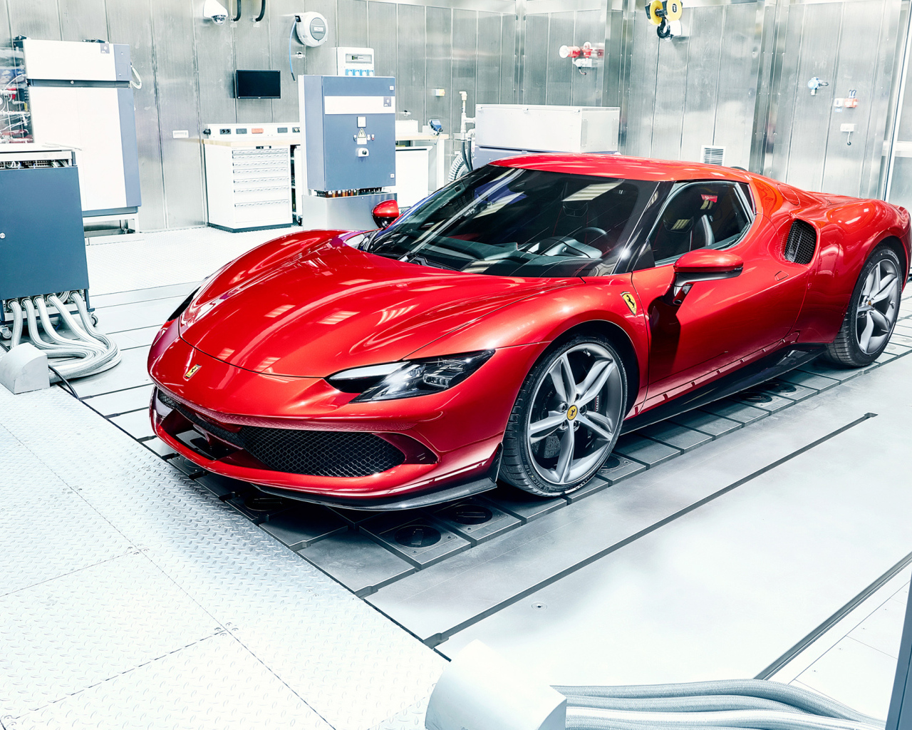 Вид спереди на красный автомобиль Ferrari 296 GTB