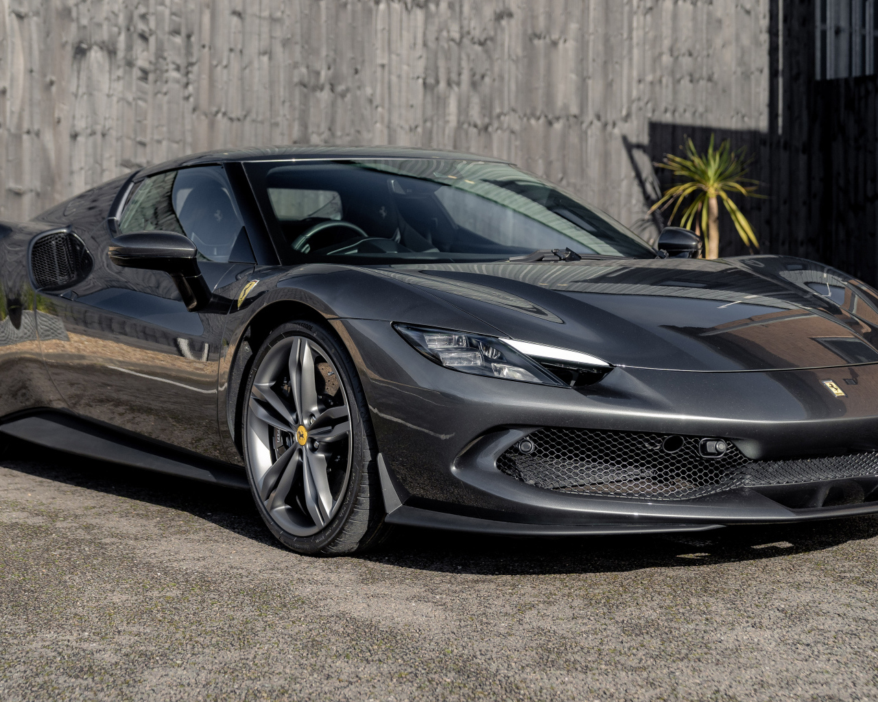 Серый быстрый автомобиль Ferrari 296 GTB