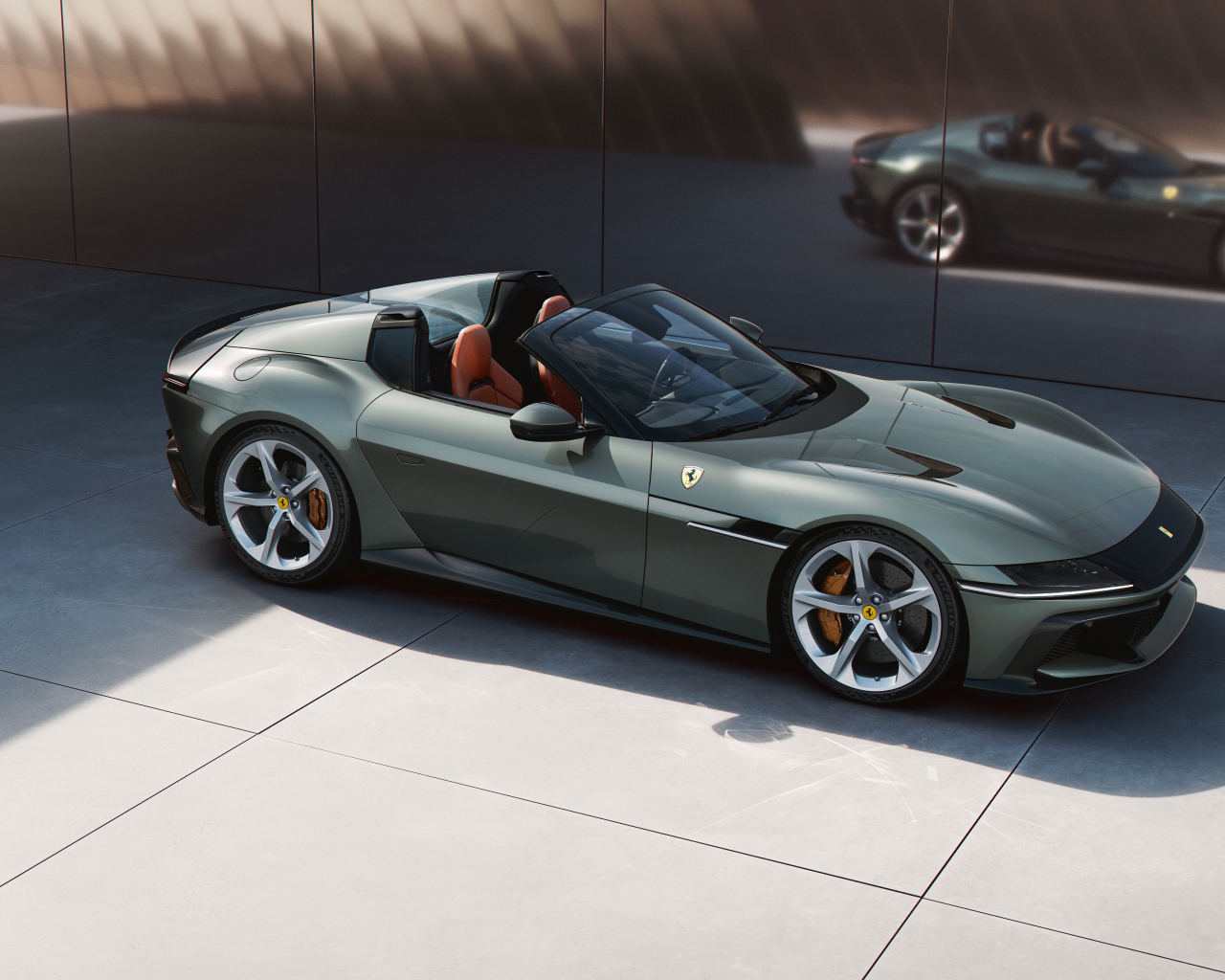 Зеленый автомобиль Ferrari 12Cilindri Spider 2024 года