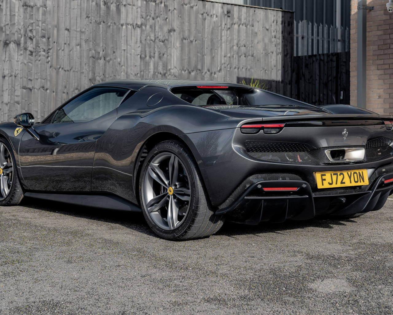 Вид сзади на автомобиль Ferrari 296 GTB