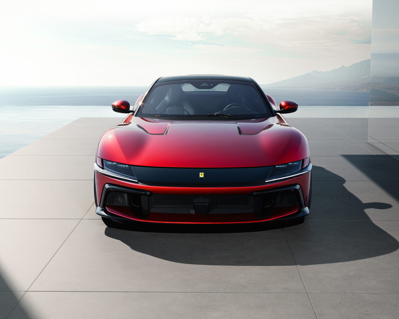 Красный автомобиль  Ferrari 12Cilindri 2024 года вид спереди