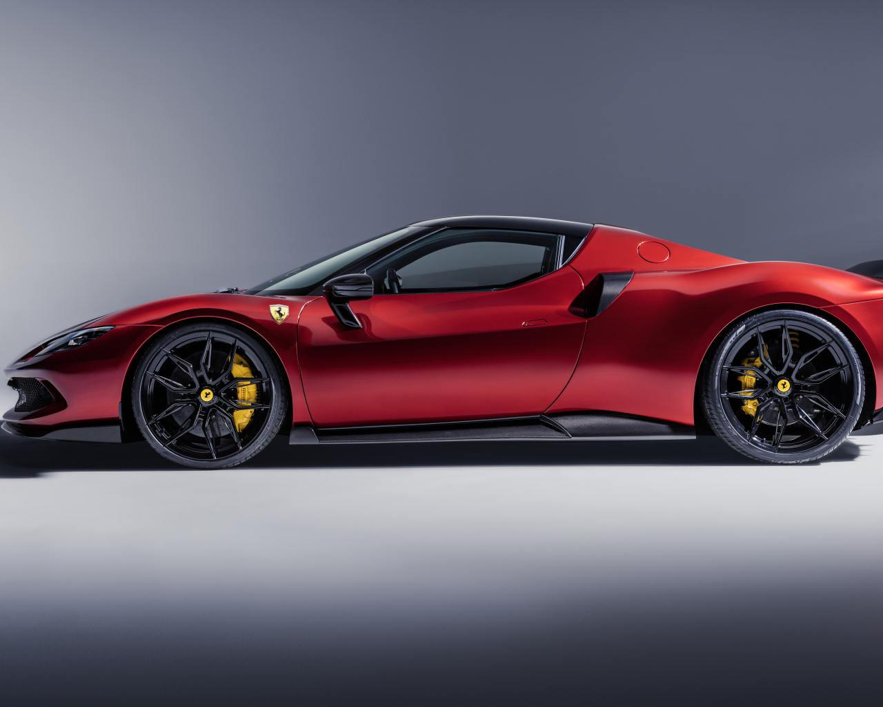 Красный автомобиль Novitec Ferrari 296 GTB Aero 2024 года на сером фоне