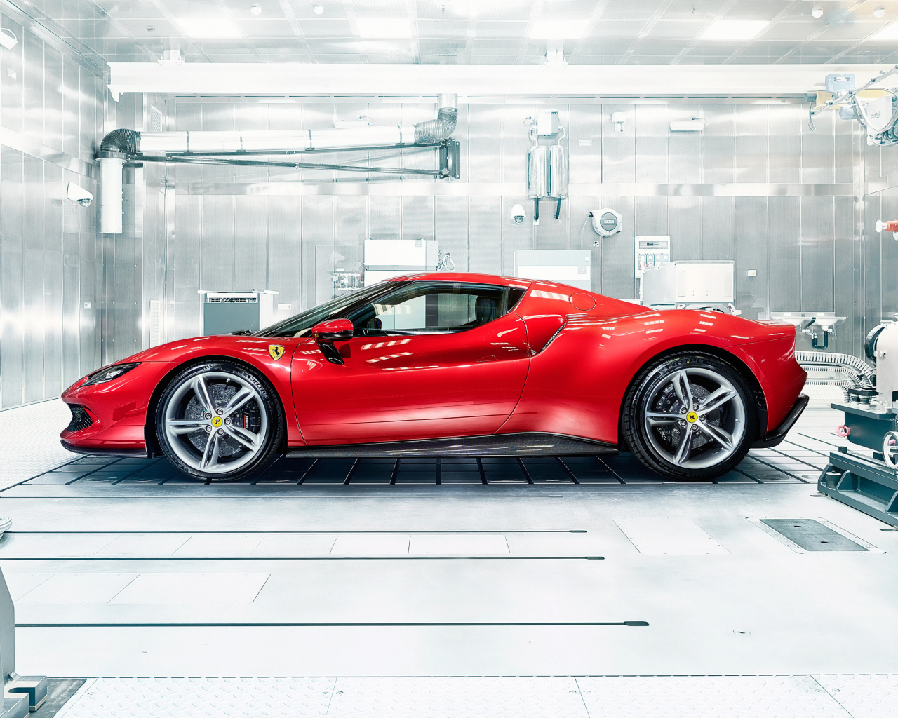 Красный автомобиль Ferrari 296 GTB в гараже