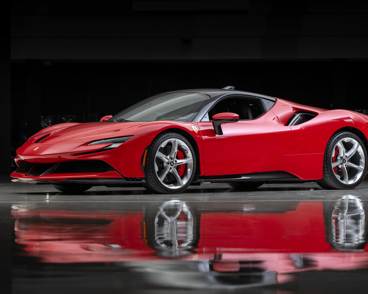 Красный автомобиль Ferrari SF90 Stradale