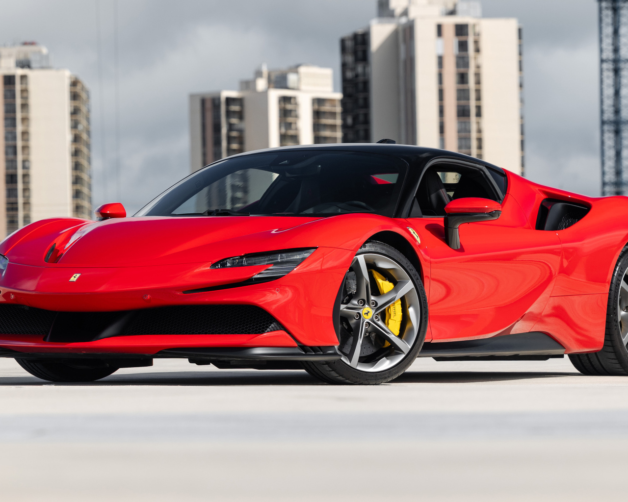 Красный спортивный автомобиль Ferrari SF90 Stradale