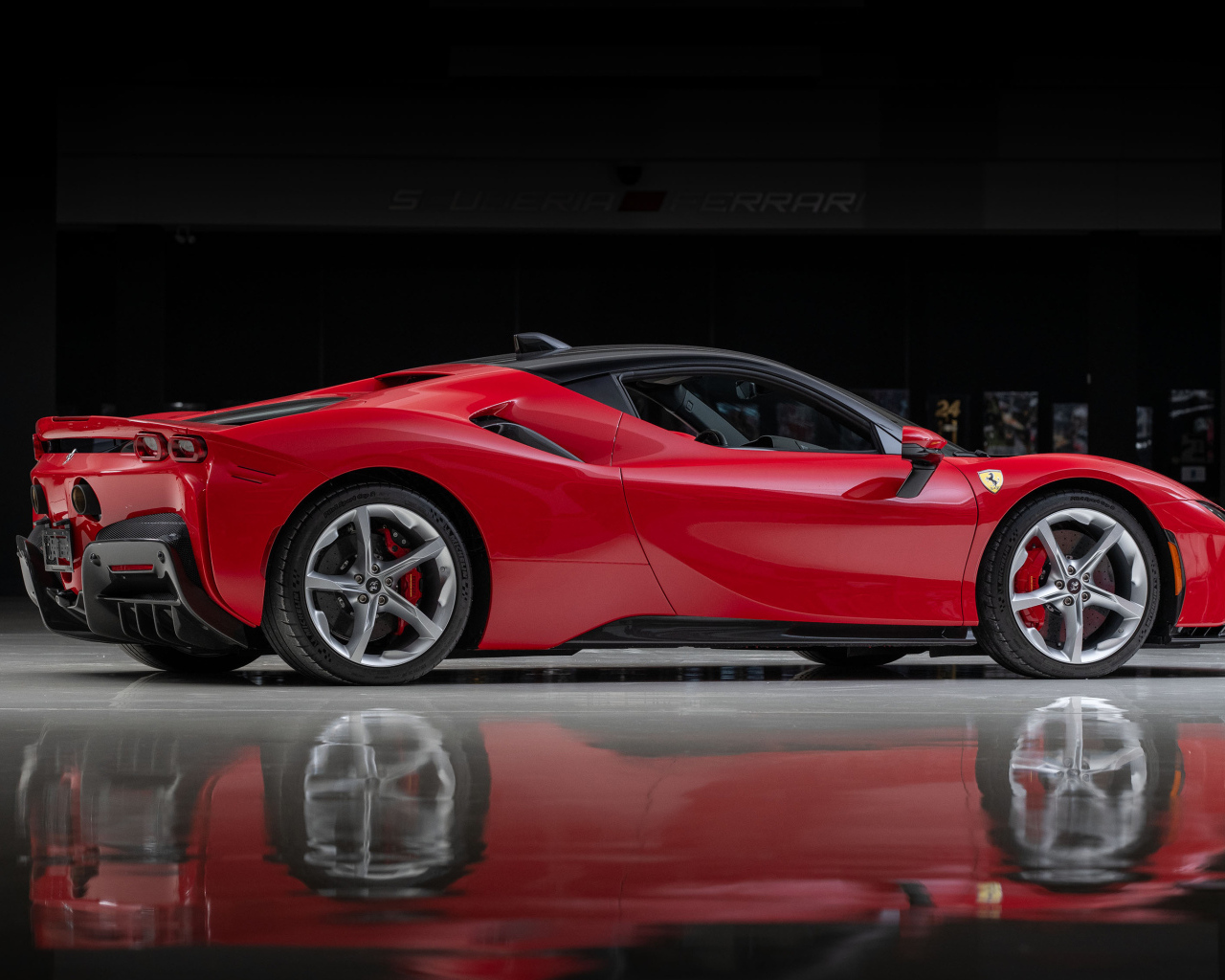 Вид сбоку на красный автомобиль Ferrari SF90 Stradale