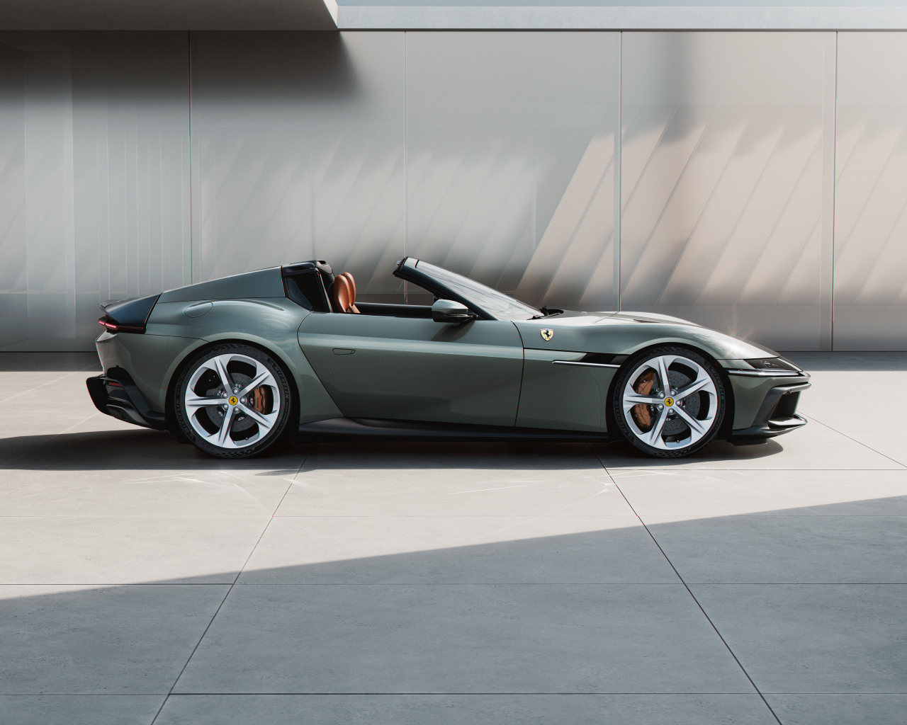 Вид сбоку на автомобиль Ferrari 12Cilindri Spider 2024 года