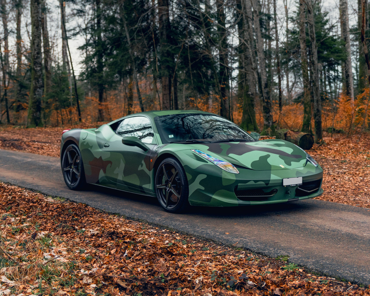 Стильный автомобиль Ferrari 458 Italia Tailor Made Army в лесу