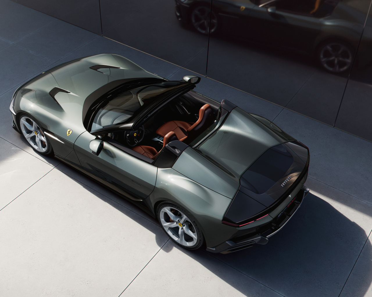 Вид сверху на автомобиль Ferrari 12Cilindri Spider 2024 года