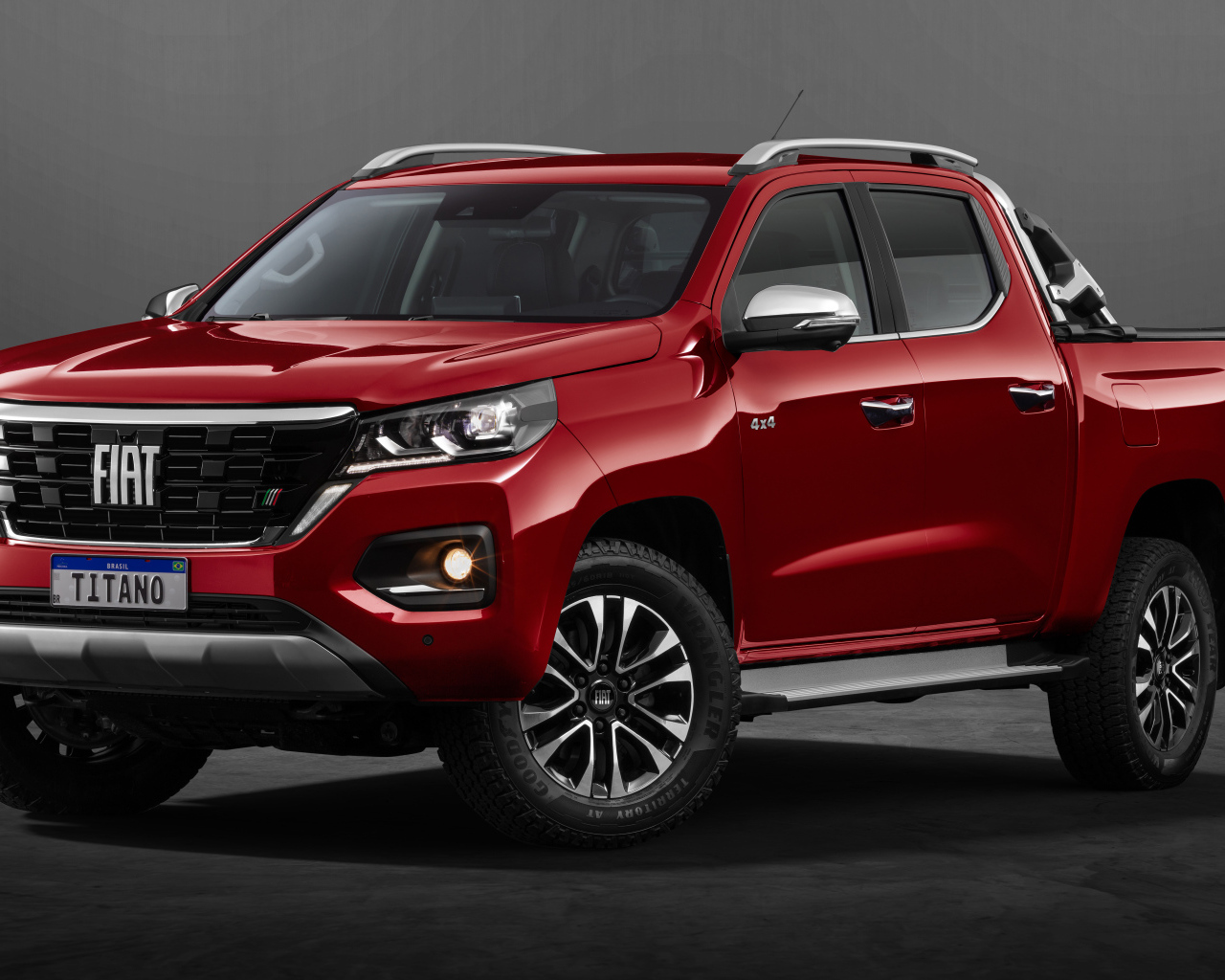 Красный Fiat Titano Ranch Cabine Dupla 4x4  2025 года на сером фоне