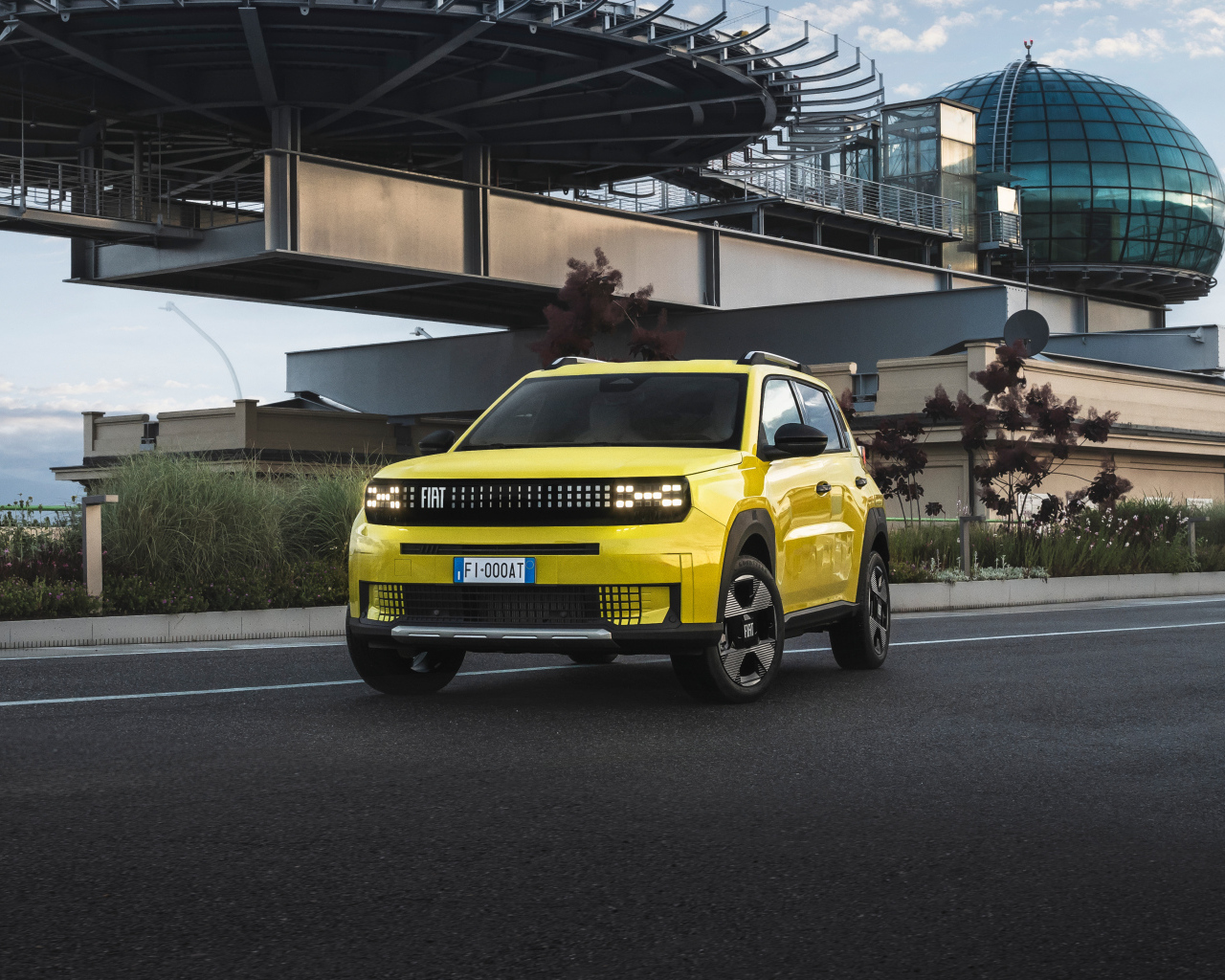 Желтый внедорожник Fiat Grande Panda Elettrica