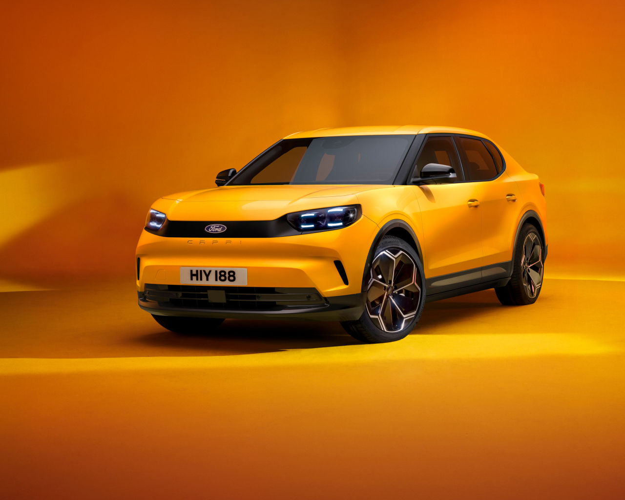 Автомобиль  Ford Capri 2024 года на оранжевом фоне