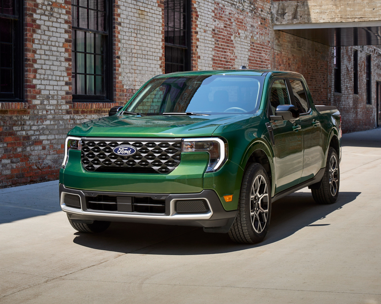Зеленый автомобиль Ford Maverick Lariat 2025 года