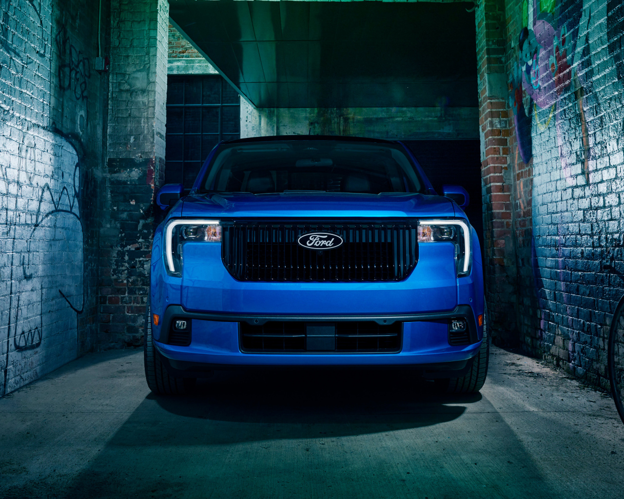 Синий автомобиль Ford Maverick Lobo 2025 года вид спереди