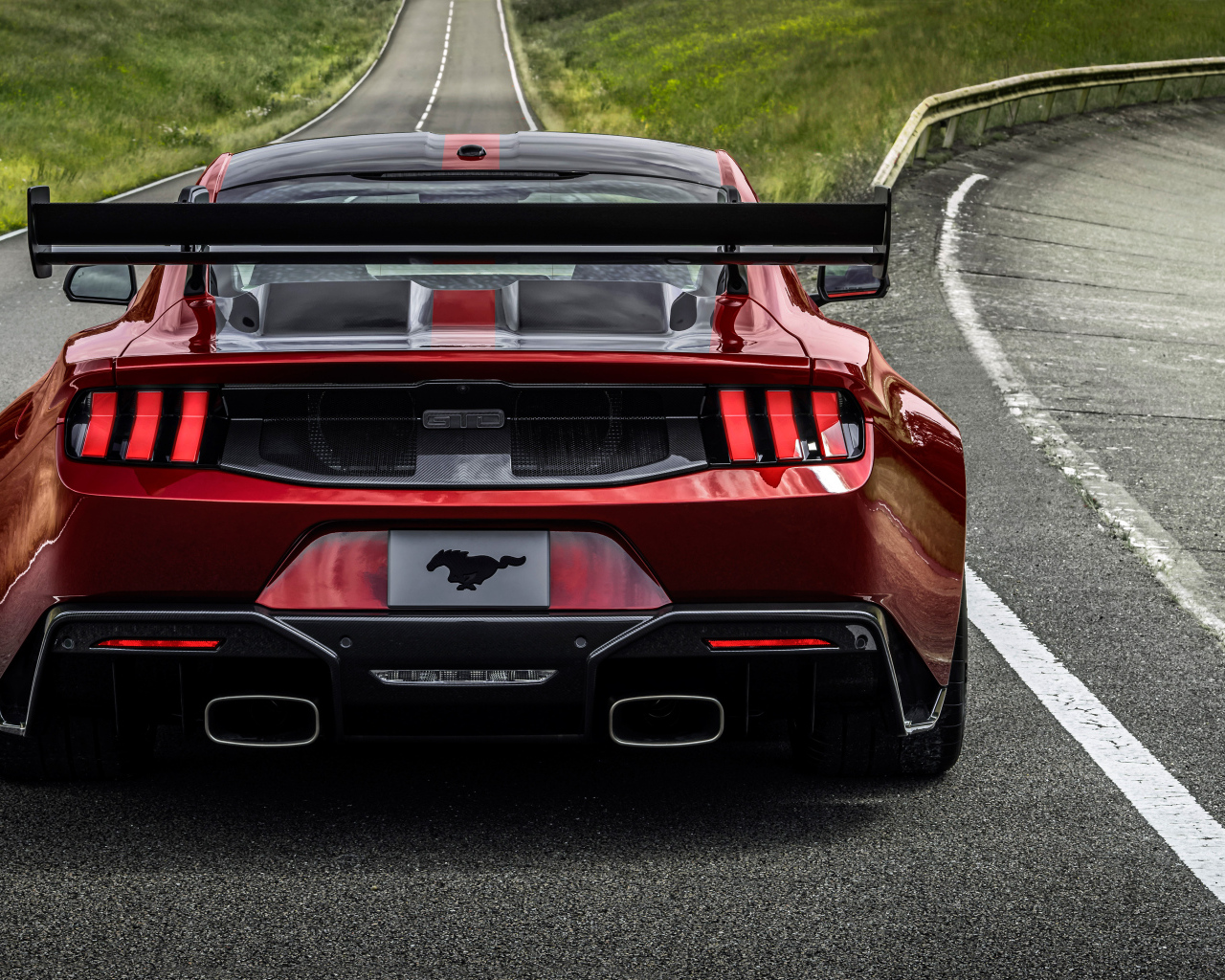 Вид сзади на автомобиль Ford Mustang GTD Performance Pack 2025 года