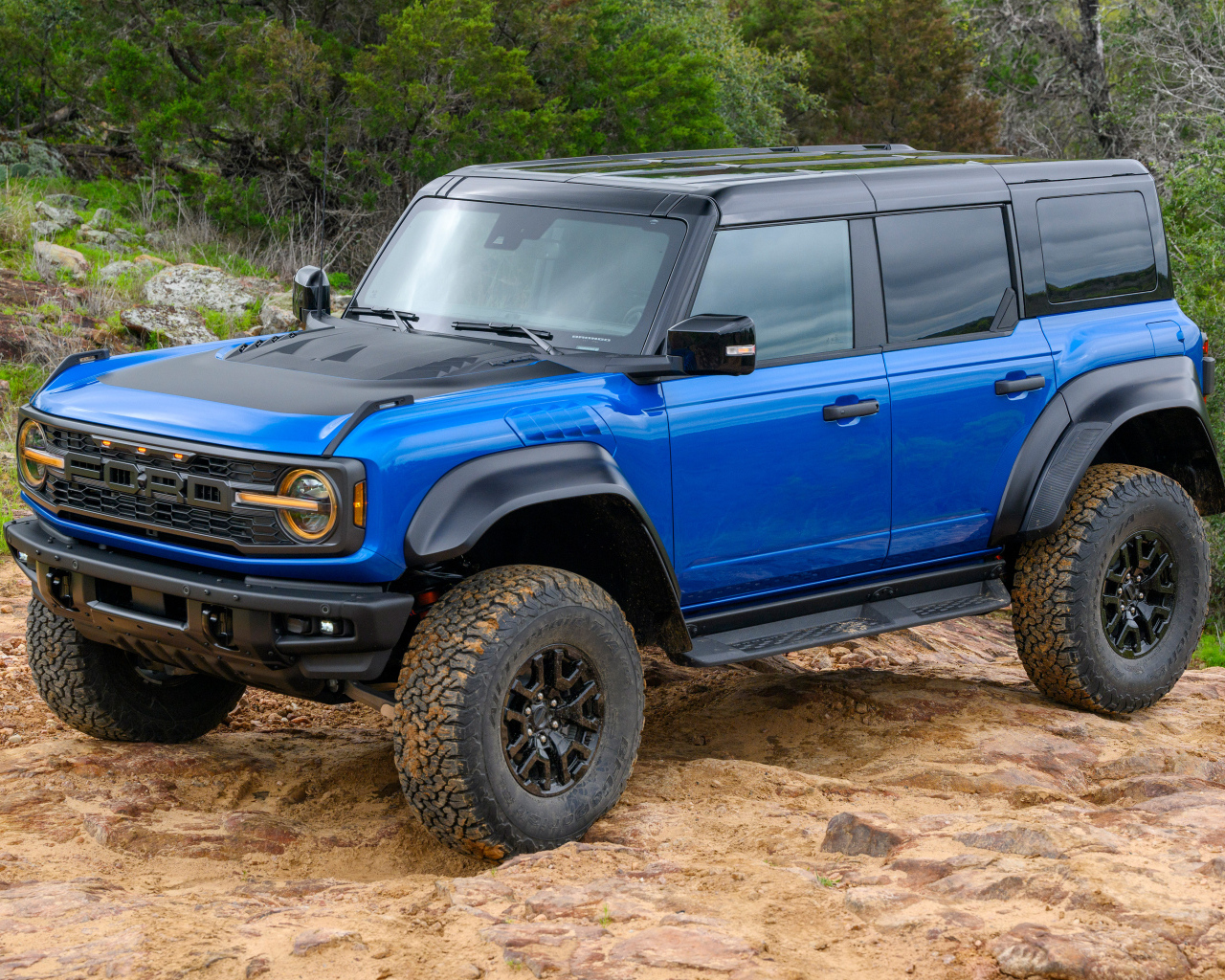 Синий автомобиль Ford Bronco Raptor Black Appearance Package 2024  года