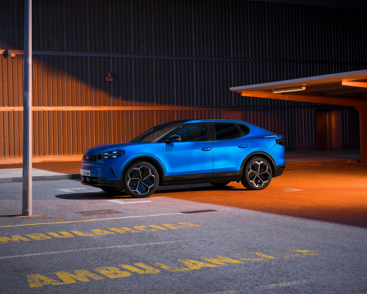 Синий автомобиль  Ford Capri 2024 года в городе