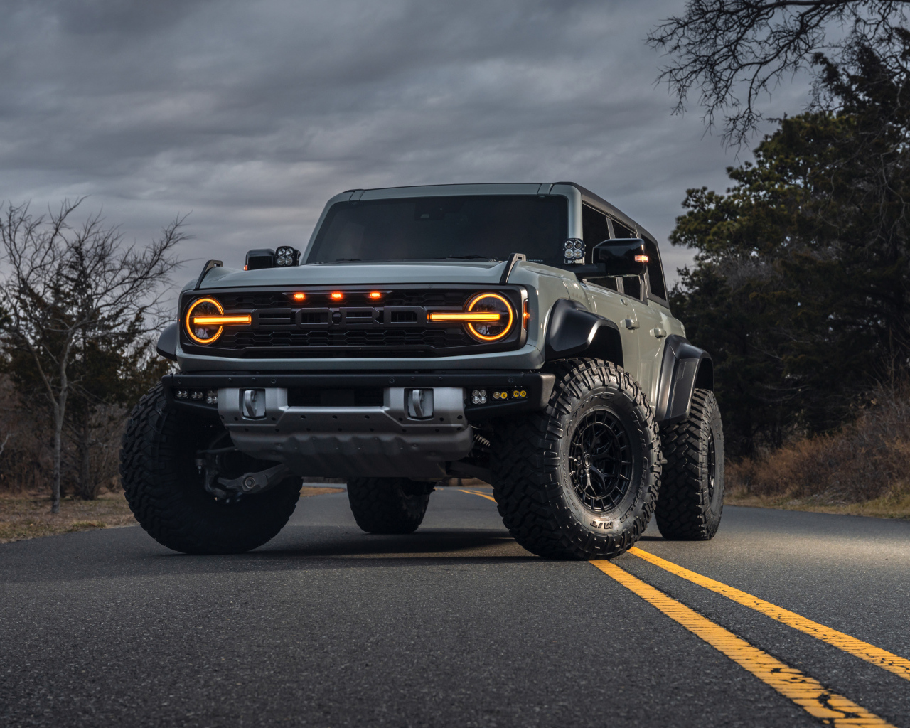 Внедорожник Ford Bronco Raptor на дороге ночью