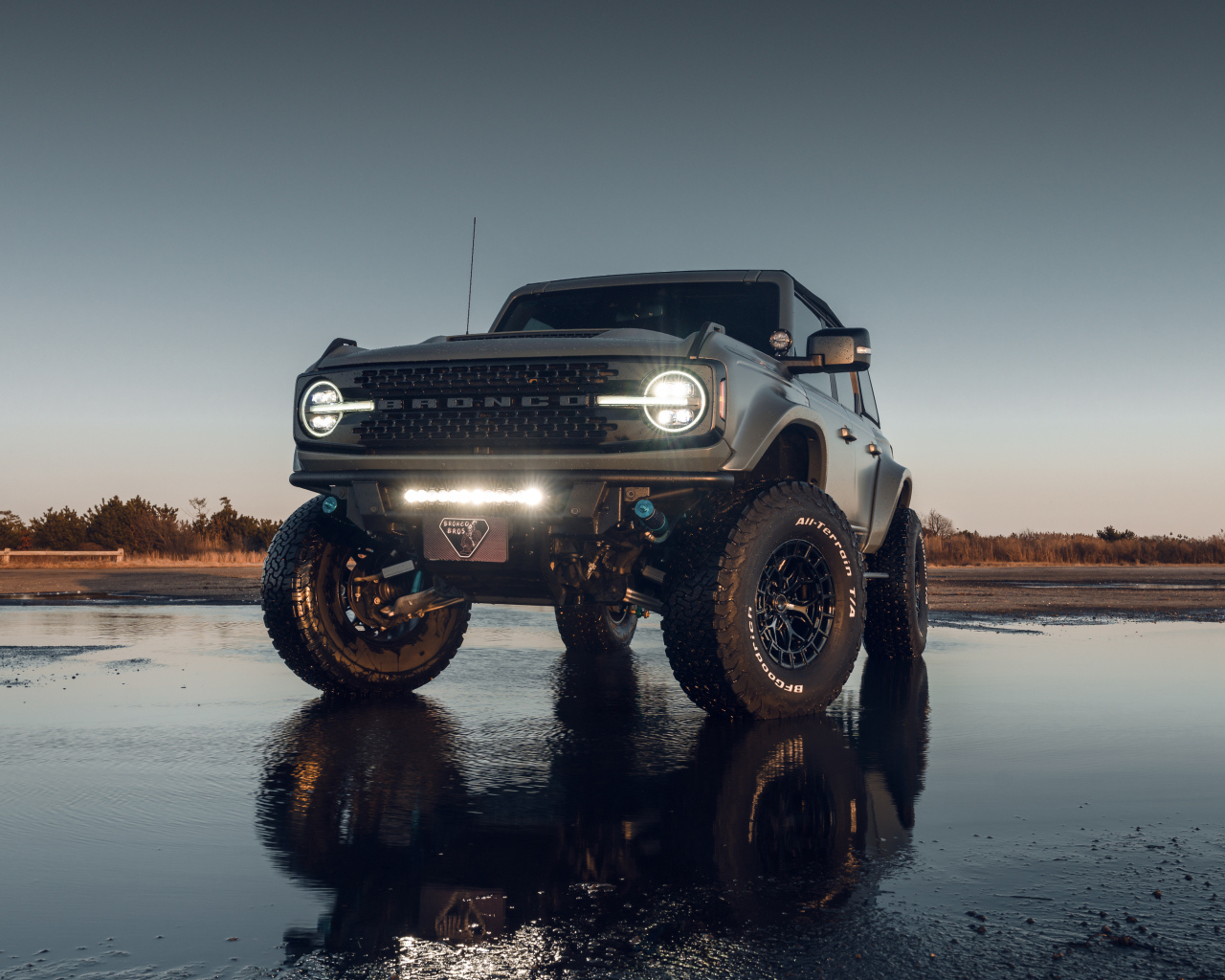 Автомобиль  Ford Bronco Vossen Wheels  на мокром асфальте
