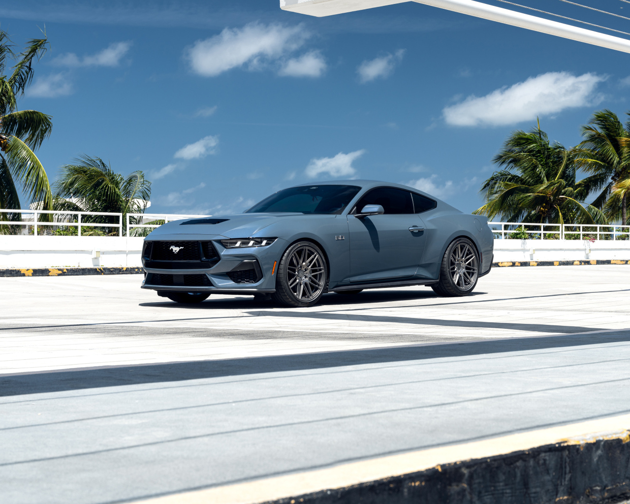 Автомобиль Ford Mustang GT на дороге