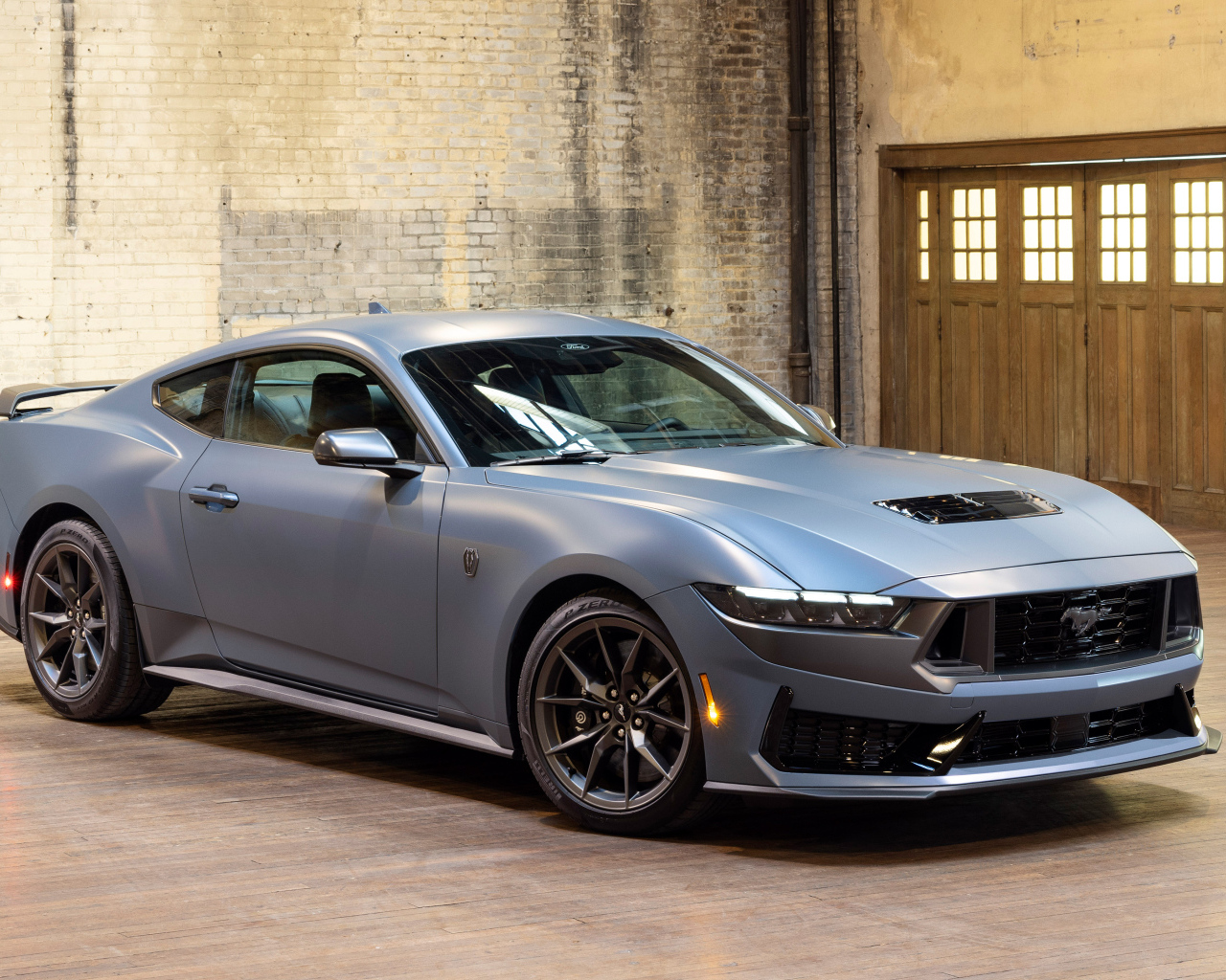 Вид спереди на автомобиль Ford Mustang Dark Horse Matte Clear Film 2024 года