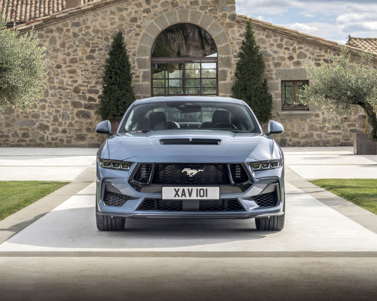 Вид спереди на автомобиль Ford Mustang GT 2024 года