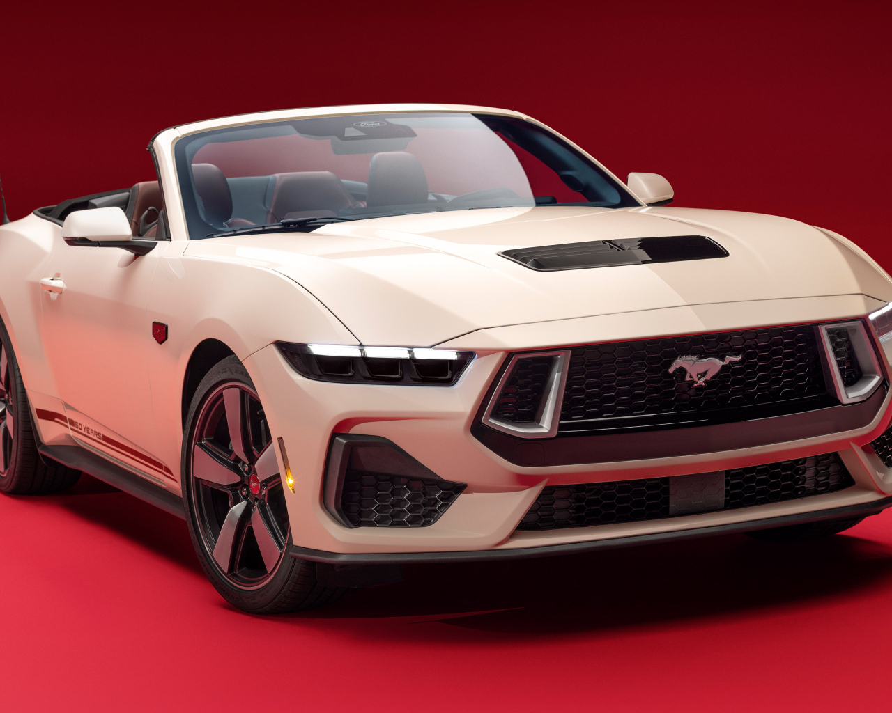 Вид спереди на автомобиль Ford Mustang GT Convertible 60th Anniversary Package 2025 года