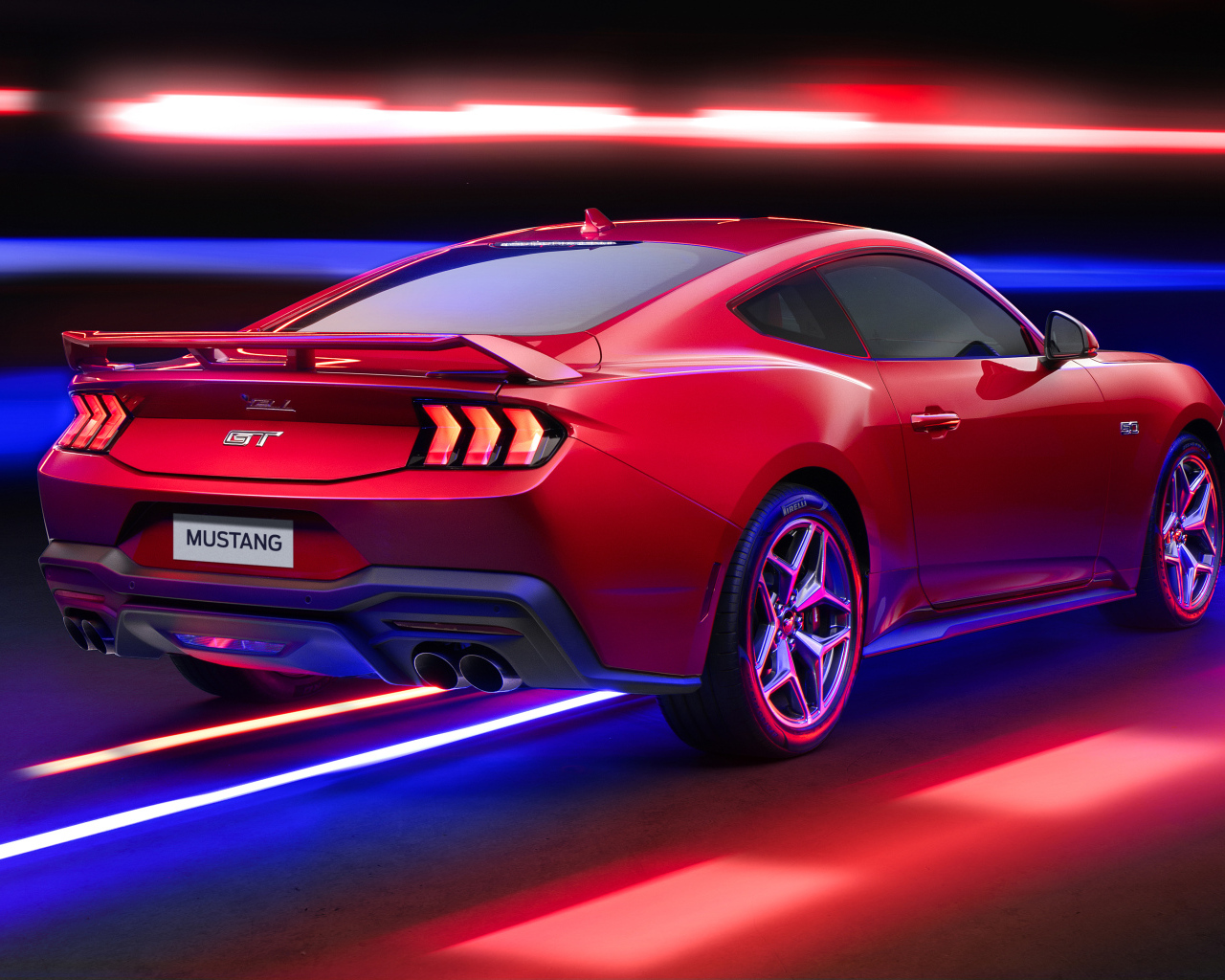 Вид сзади на красный автомобиль Ford Mustang GT Performance 2024 года