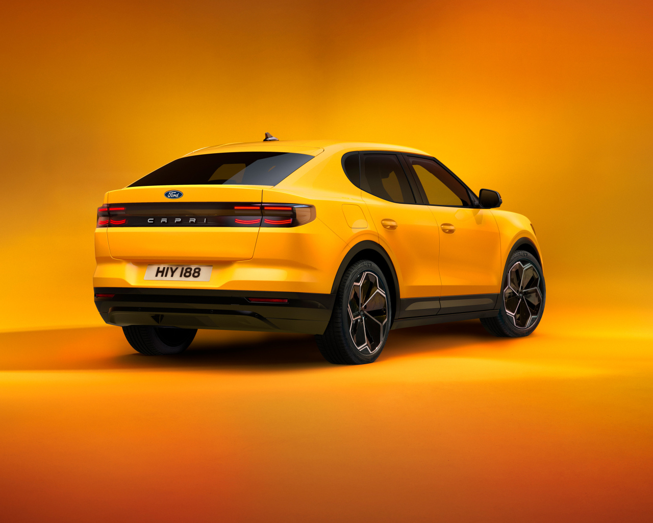 Вид сзади на желтый автомобиль  Ford Capri 2024 года