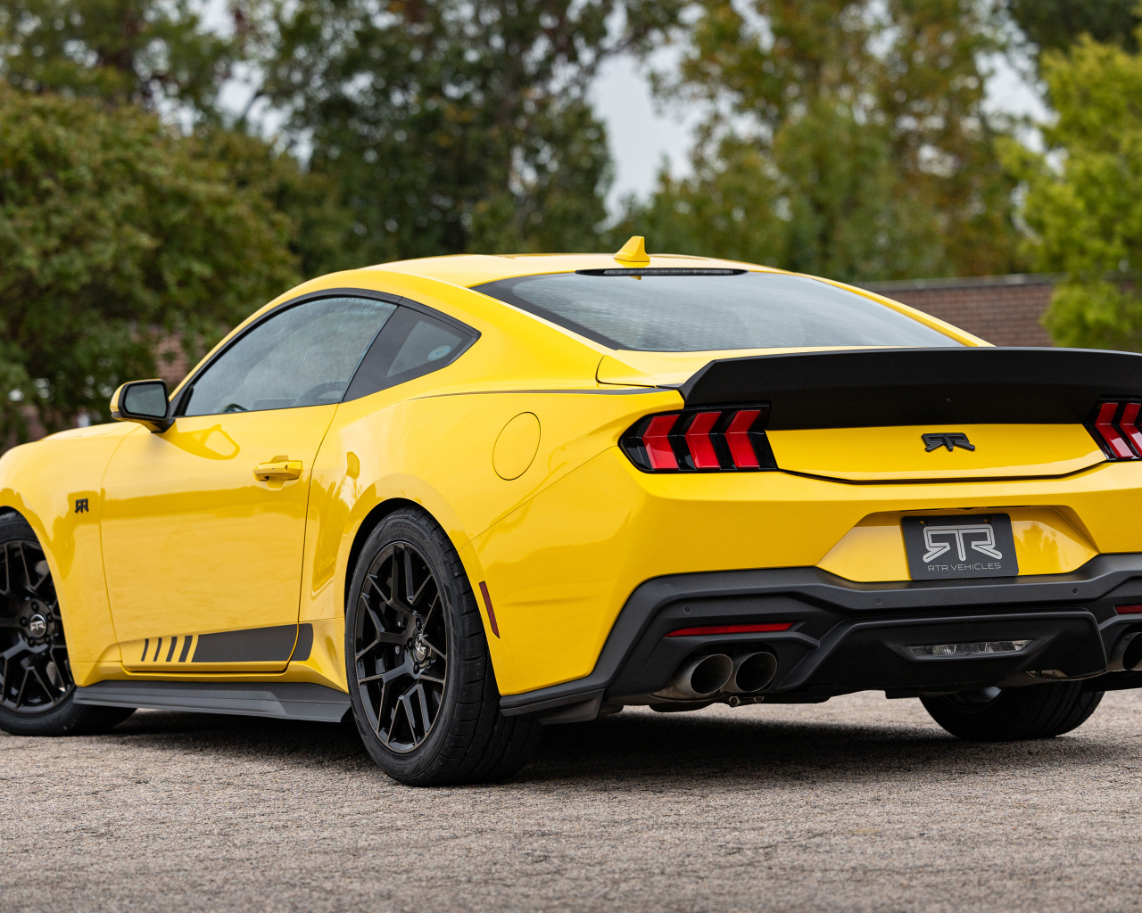 Вид сзади на желтый автомобиль RTR Ford Mustang S650 2024 года