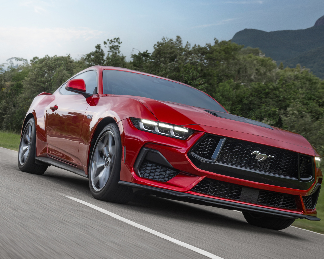 Красный автомобиль Ford Mustang GT Performance 2024 года