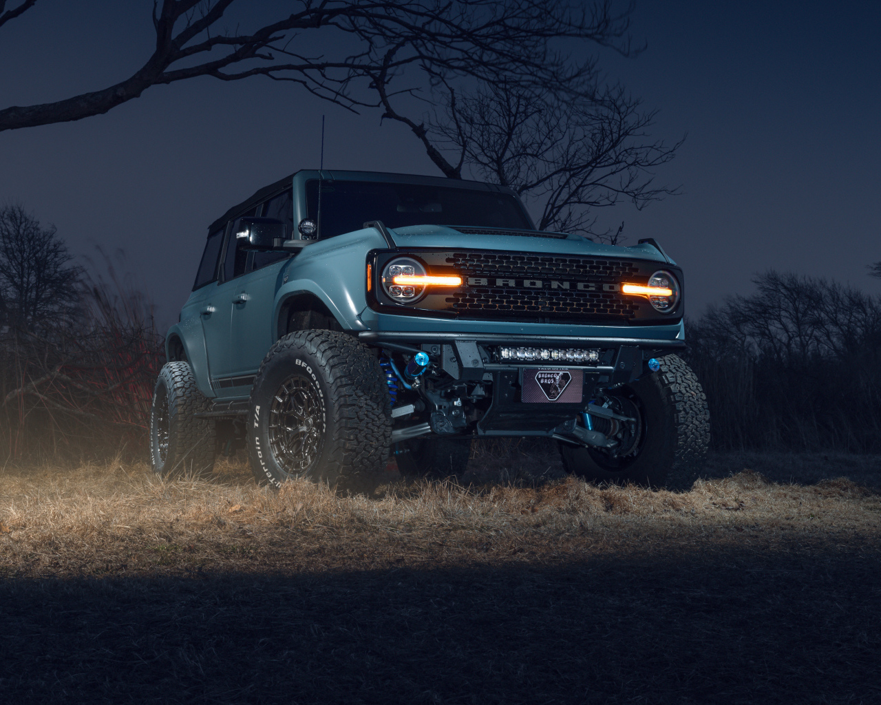 Внедорожник  Ford Bronco Vossen Wheels ночью