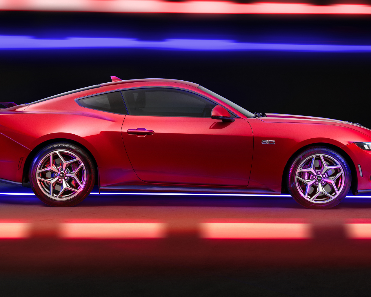 Вид сбоку на красный автомобиль Ford Mustang GT Performance 2024 года