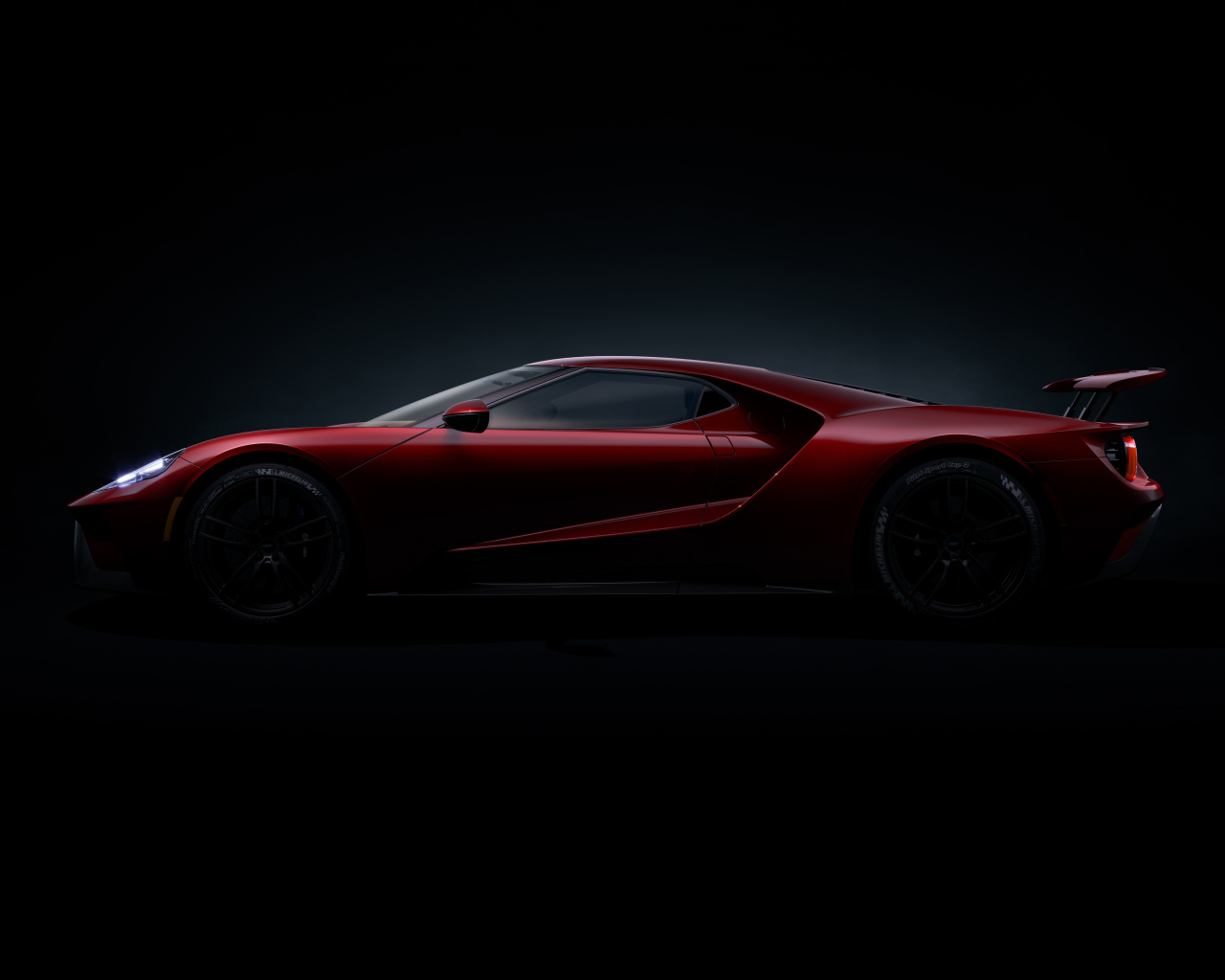 Вид сбоку на красный автомобиль Ford GT