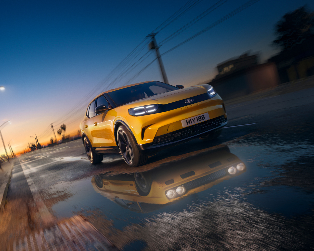 Желтый  Ford Capri 2024 года на мокрой дороге