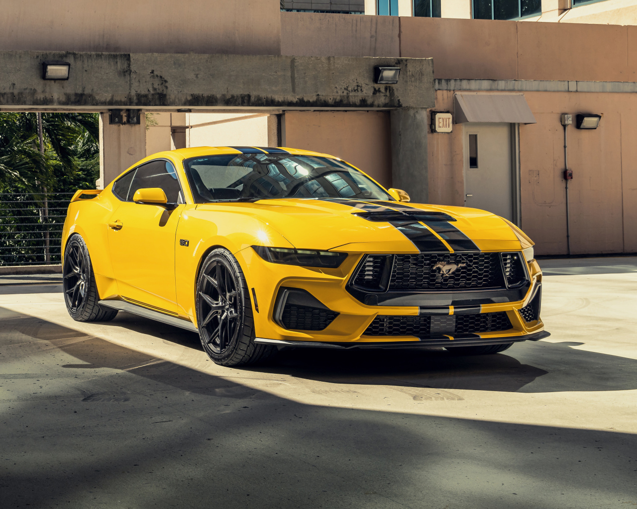 Желтый автомобиль Ford Mustang GT