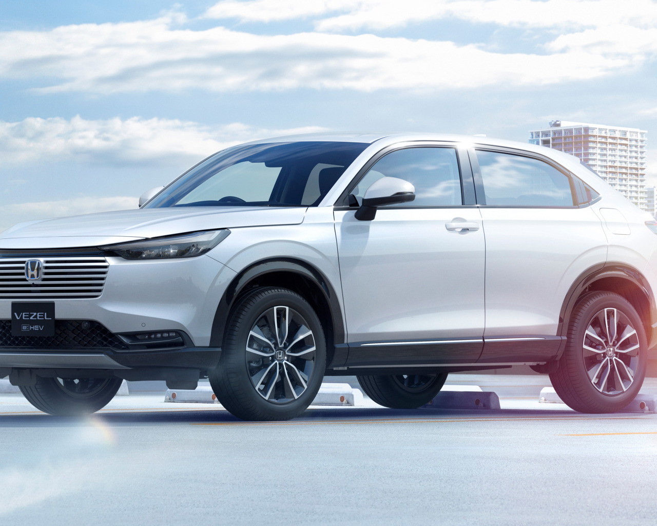 Автомобиль Honda Vezel EHEV Z 2024 года на фоне города