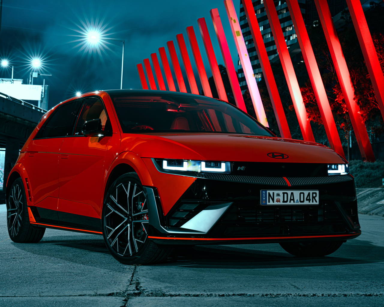 Красный автомобиль Hyundai IONIQ 5 N 2024 года