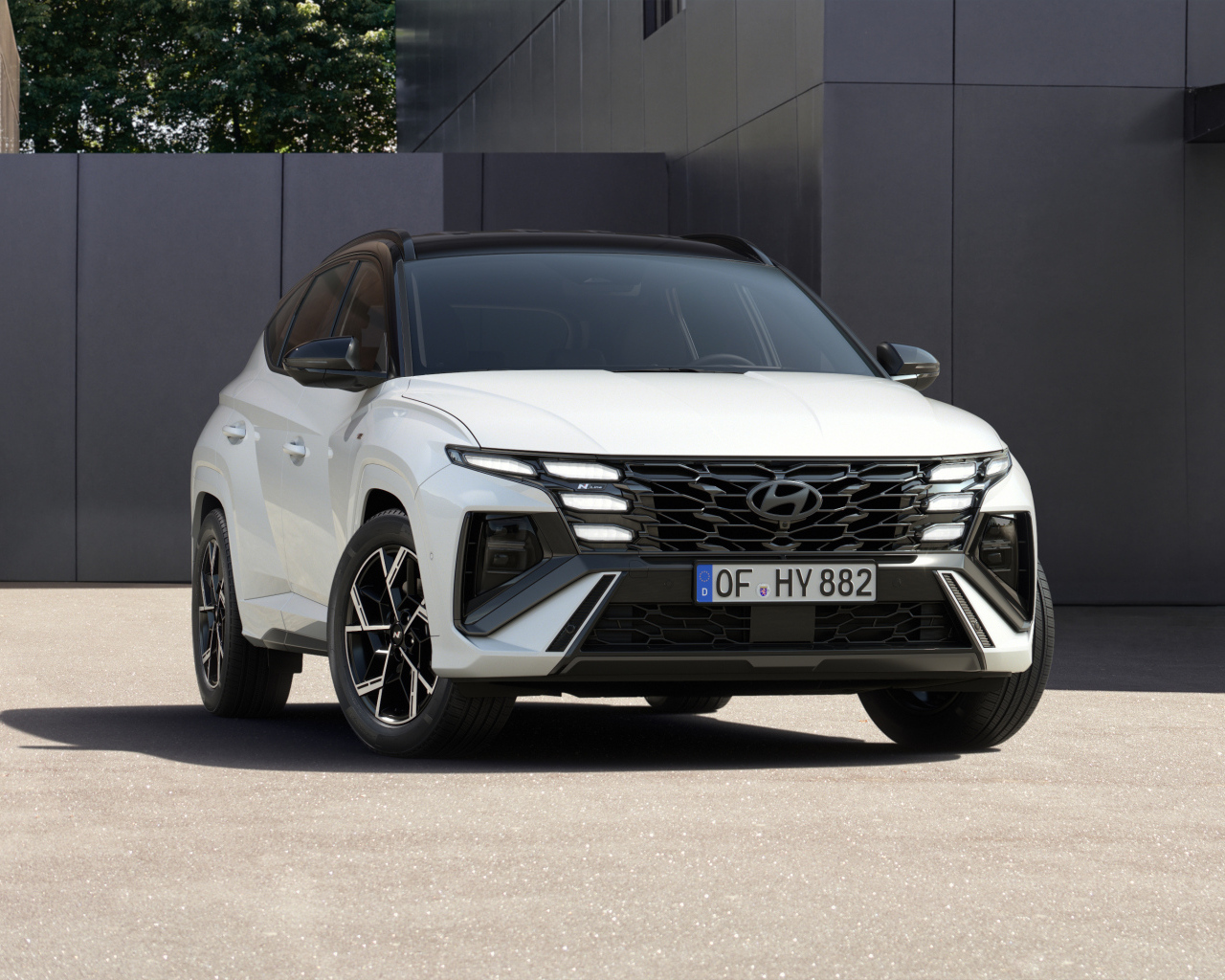 Белый автомобиль Hyundai Tucson N Line 2024 года