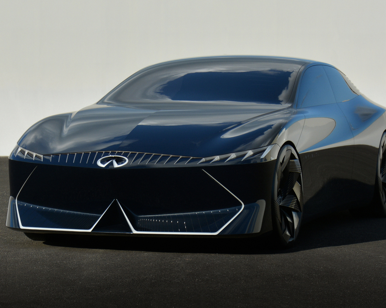 Черный автомобиль Infiniti Vision Qe