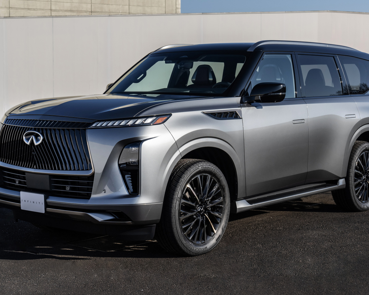 Большой дорогой автомобиль Infiniti QX80 Autograph AWD 2025 года