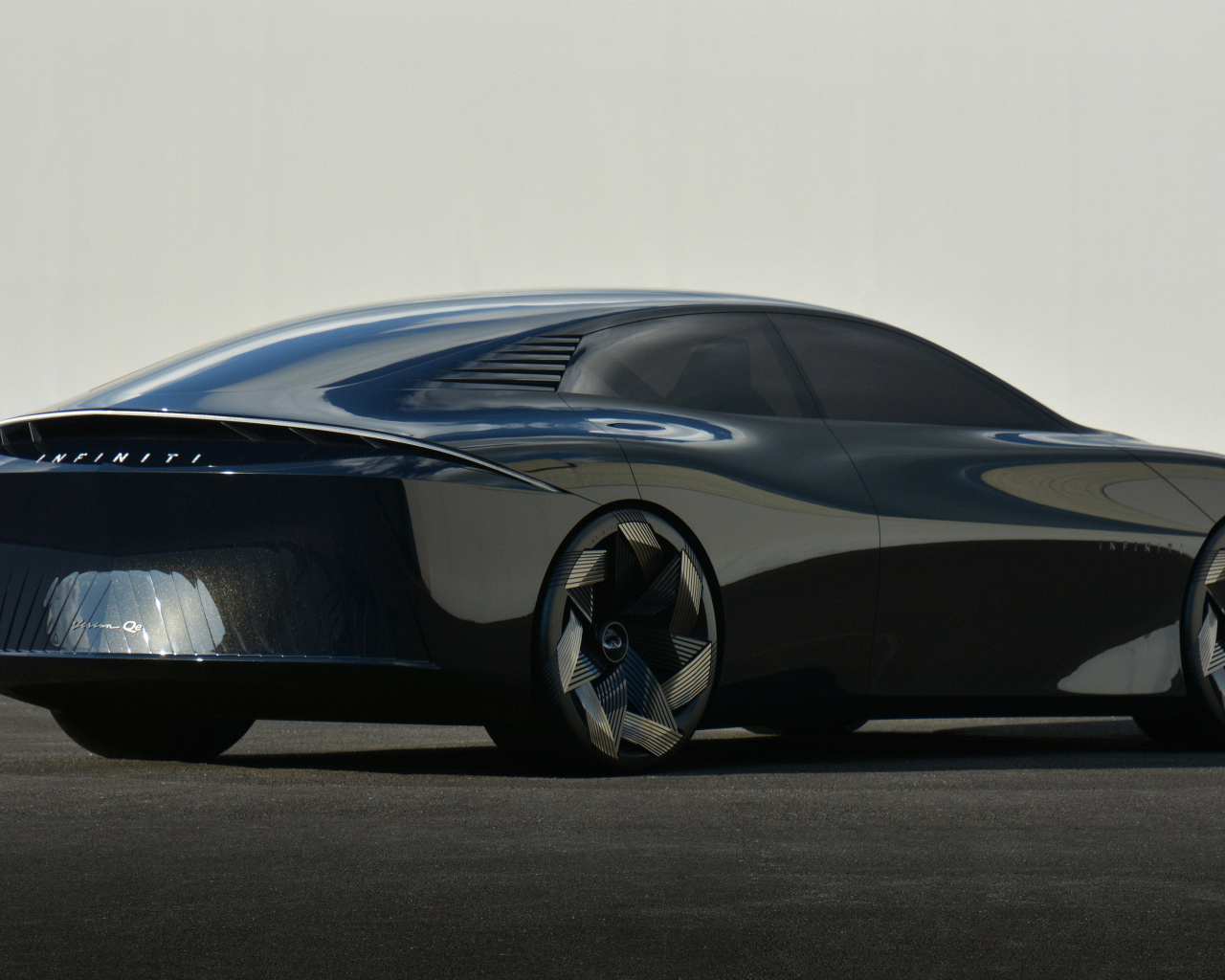 Вид сзади на автомобиль Infiniti Vision Qe