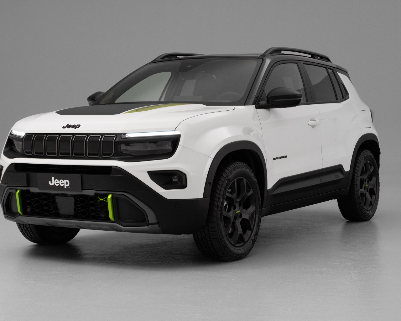 Белый внедорожник Jeep Avenger 4xe 2024 года